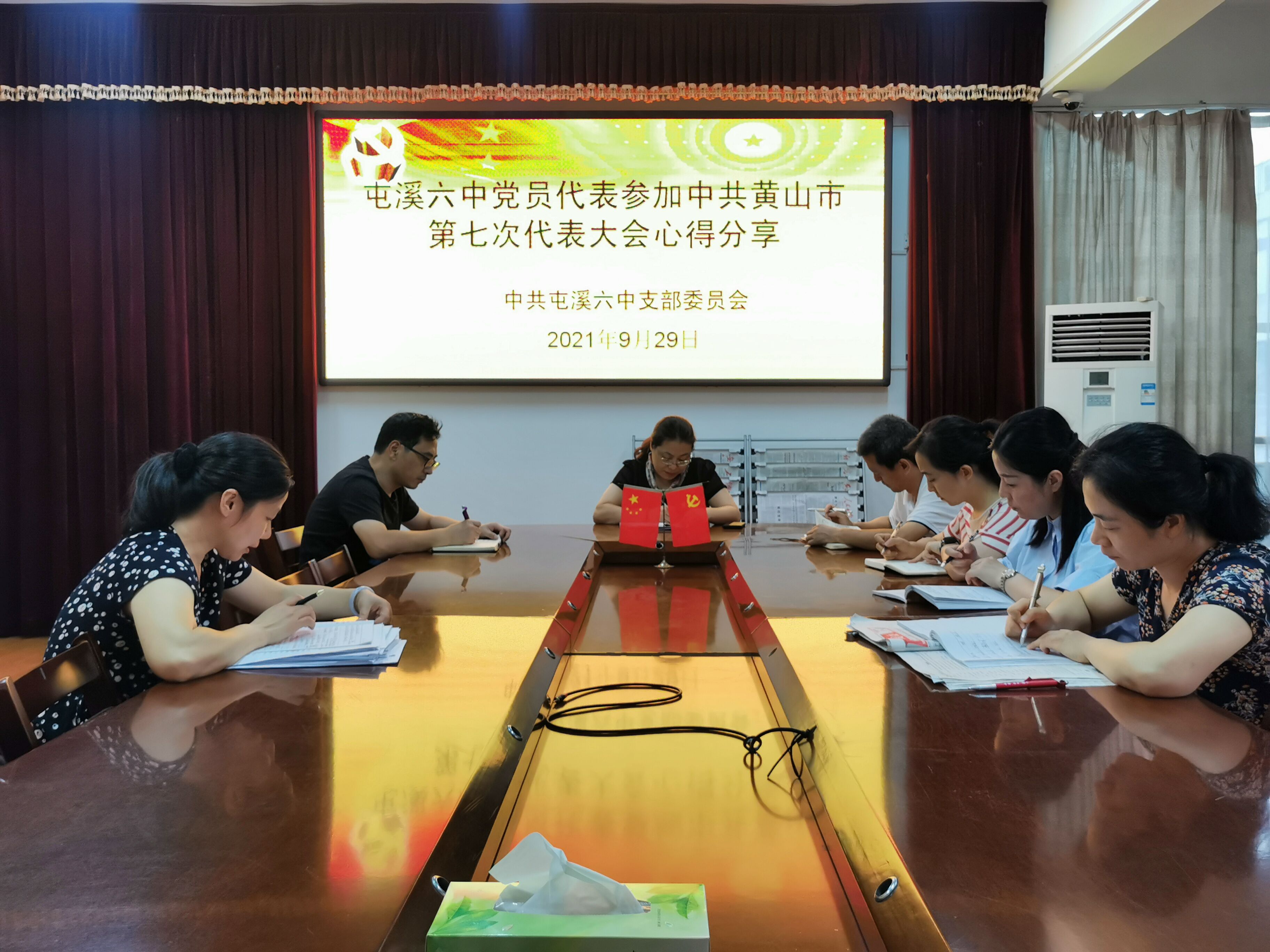 首页 教育新闻 校园快讯会上,市第七次党代会代表吴红萍老师与在座的