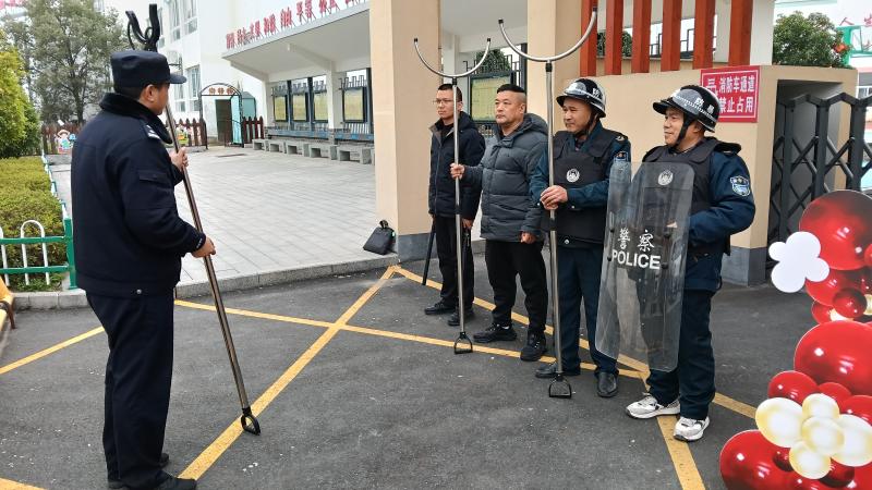 警护校园 平安启航
——黎阳派出所深入黄山市特殊教育学校开展安全检查培训