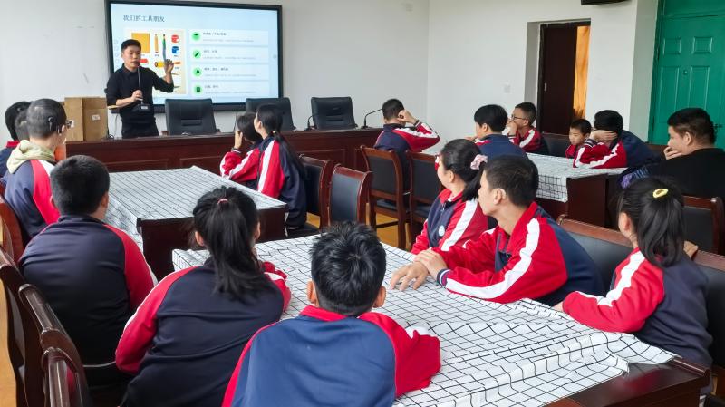 指尖拓徽韵  匠心传非遗
——徽州版画爱“星”导师走进黄山市特殊教育学校
非遗课堂