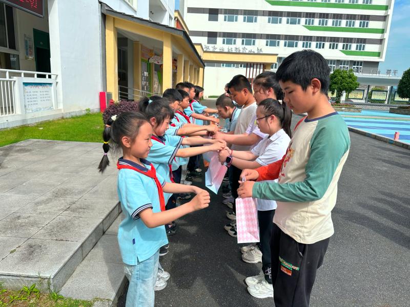 心手相连 让爱无界
——黄山市新潭小学与市特殊教育学校开展融合联谊活动