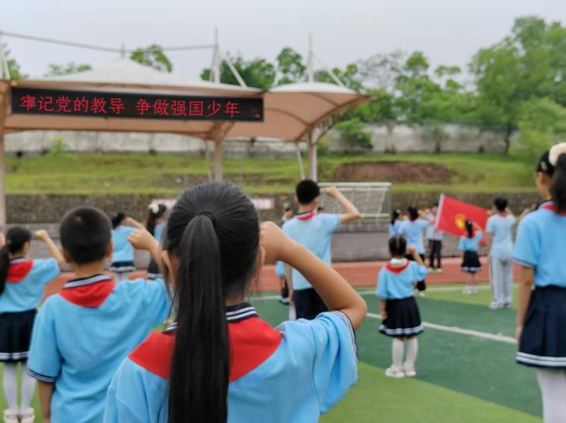 牢记党的教导  争做强国少年
——黄山市新潭小学新队员入队仪式