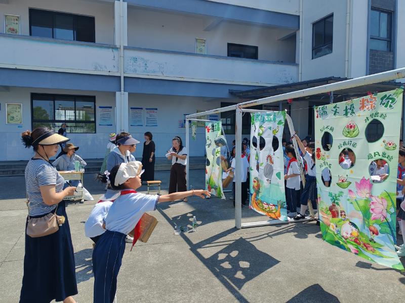 牢记党的教导  争做强国少年——黄山市新城实验教育集团梅林校区开展“童趣端午 欢庆六一” 游园活动