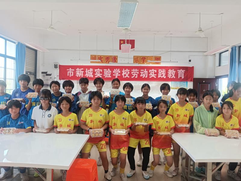 温情相伴 快乐成长——黄山市新城实验教育集团新城校区开展留守儿童手工绿豆糕制作活动