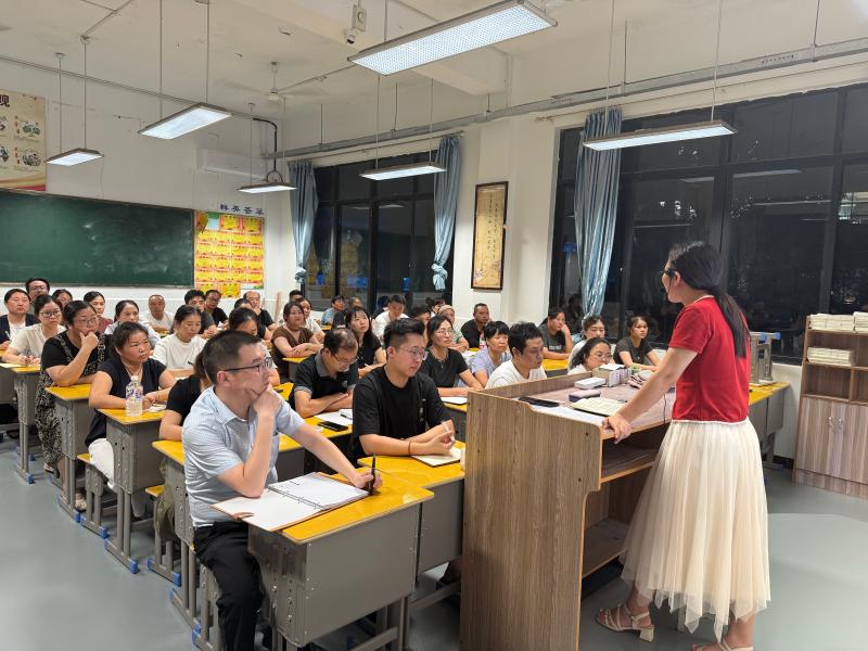 家校携手筑根基 同心共育新苗长——屯溪六中召开2025年新七年级家长会
