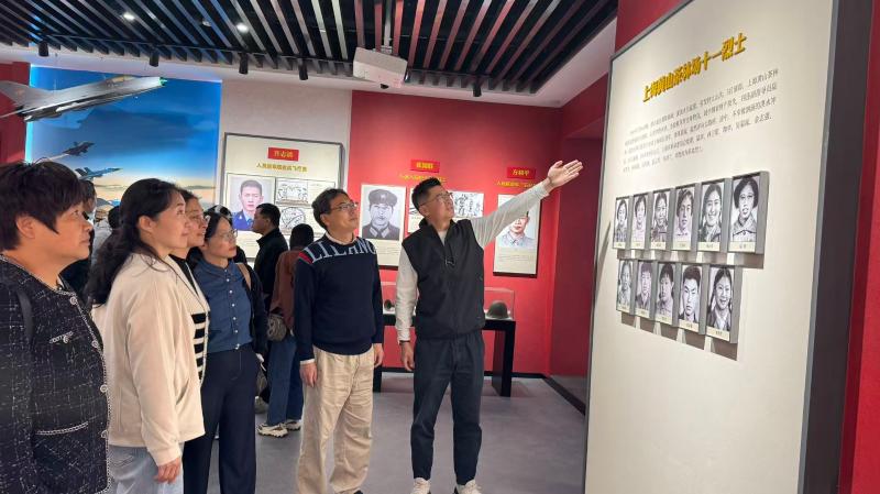 屯溪六中首席导师讲坛开播暨“忆英烈初心”主题党日活动