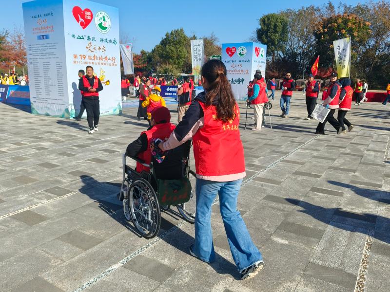 志愿红护航逐梦路 自强魂闪耀山水间——黄山市特殊教育学校党支部开展“轮椅黄山行”志愿服务暨主题党日活动